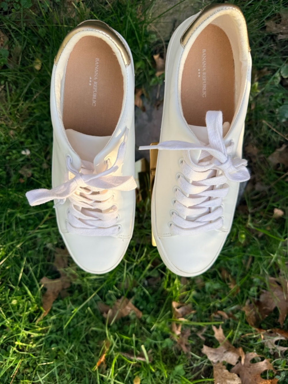 Casual White Leather Sneakers w/Gold Heel Accent - Banana Republic Sz. 7.5 EUC - Picture 2 of 4